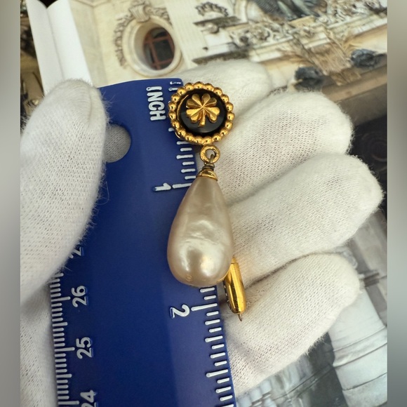 24K gold plated CHANEL vintage pearls drop pin - Picture 10 of 10